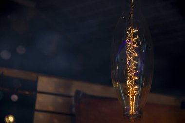 Edison Viktorya dönemi şekilli ampul koyu arkaplan üzerinde görünür lifler