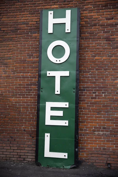 Sinal Rua Verde Branco Com Letras Ousadas Anunciar Hotel — Fotografia de Stock