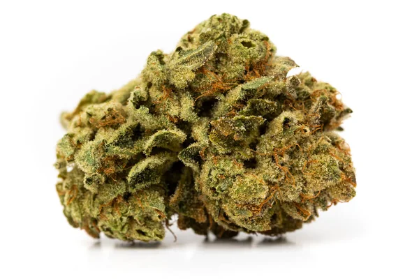 Beyaz üzerine izole edilmiş marihuana tomurcuğunun yakın görüntüsü.