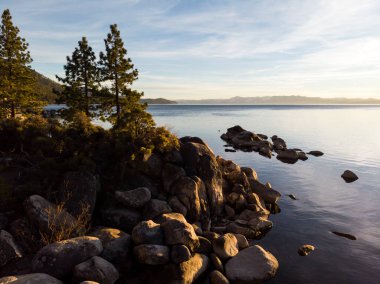 Akşamları Tahoe Gölü 'nün Nevada tarafındaki İHA' nın yüksek POV 'u