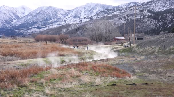 Flera Fotografer Utforska Ångande Varm Källa Bäck Washoe Valley — Stockvideo