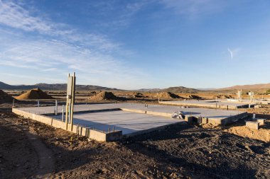 Beton temel boş bir arsada ev iskeleti için hazır bekliyor.