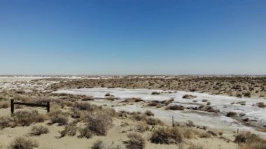 Çöldeki benekli tuz düzlüklerinin üzerinden kalk.