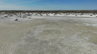 Fallon Nevada otoyolunun yanındaki birkaç araç izi ile işaretlenmiş çıplak tuzlu playa üzerinde yükselin.