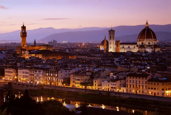 Bonita vista nocturna de Florencia en Italia — Foto de Stock