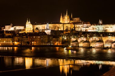 Prag şehrinin gece görünümü