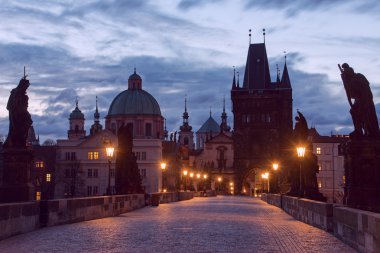 Sabah mistik ışık Prag'daki Charles Bridge