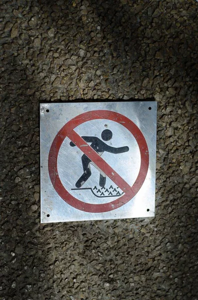 Küresel parlak bir ampulün yakın çekimi, parlak lifini karanlık bir arkaplanda sergiliyor. Şeffaf cam, karmaşık bobin dizaynını ortaya çıkararak sıcak ve çevresel bir ışık yayıyor. Ampul kısmen bir armatürle bağlantılı.