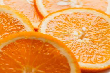 açık beyaz renkli portre üzerinde turuncu daire dilimlenmiş