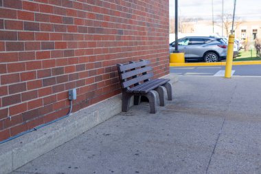 Zürafa, güneşli bir günde hayvanat bahçesinde ziyaretçilerin elinden havuç yiyor. Arka plandaki kırmızı ahır ile insan hayvan etkileşimine yakın çekim. Vahşi yaşam eğitimi, doğa ve aile aktivitesi kavramı.