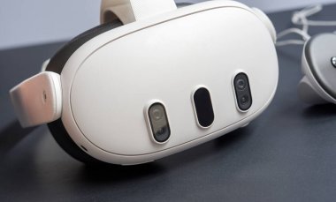 Karanlık yüzeyde modern sanal gerçeklik kulaklığı ve kontrol cihazının yakın çekimi. Kopyalama alanı ve asgari biçime sahip oyun teknolojisi kavramı.