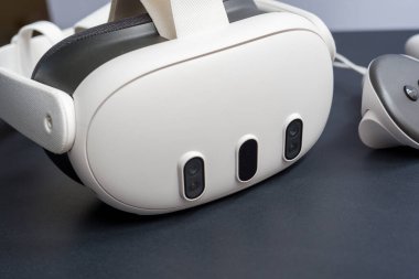 Karanlık yüzeyde VR kulaklıkları ve kontrolörlerin detaylı görüntüleri. Kopya alanı ile ilgili sanal gerçeklik oyun teknolojisi kavramı.