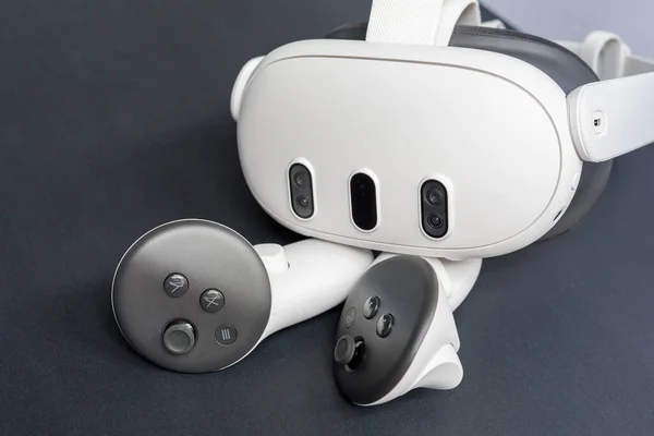 Kontrolörlerle modern sanal gerçekliğin detaylı yakın plan görüntüleri. Kopyalama alanı ile oyun ve dalmalı metaevren teknolojisi kavramı.