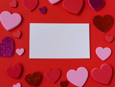 Sevgililer Günü modeli, beyaz kart ve kırmızı arka planda kalp çerçevesi. Metin için alanı kopyala.