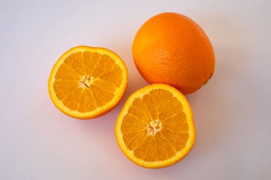 Taze portakal meyvesi ve beyaz arka planda sulu posası var. C vitamini ve doğal beslenme konsepti açısından zengin sağlıklı narenciye meyvesi..