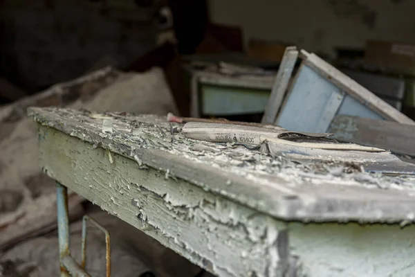 Escritorios escolares en el aula de una escuela abandonada en la zona de exclusión de Chernobyl —  Fotos de Stock