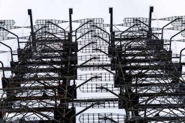 Duga-1 adında terk edilmiş Sovyet döneminden kalma bir radyo tesisi.