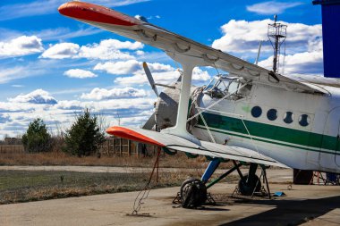 Tarihi bir çift kanatlı uçak AN2, kapalı bir motorla park halinde.