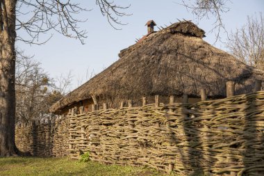 Geleneksel gerdan engeli, Ukrayna köyünde söğüt engelli çit