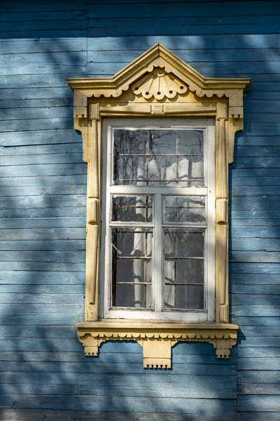 Antigua Pared Casa Rural Revestida Con Madera Azul Una Ventana —  Fotos de Stock