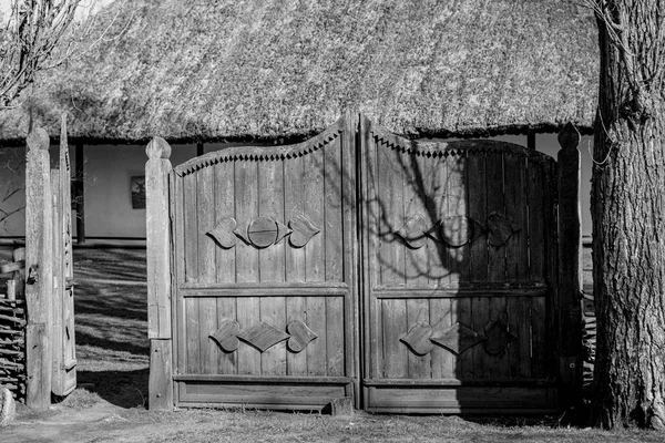 Antico Vintage Legno Rustico Cancello Casa Nel Villaggio Ucraino Porta — Foto Stock