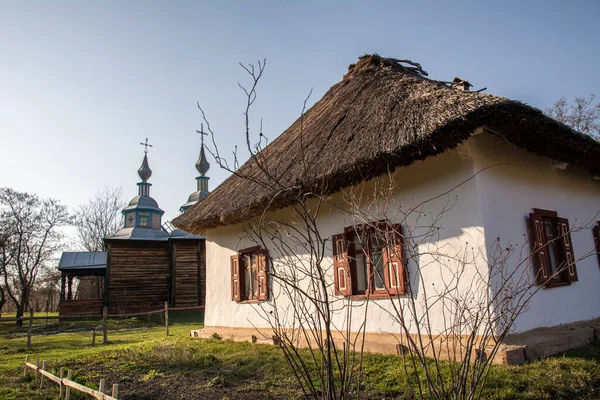Casa Rural Tradicional Ucraniana Antigua Casa Techo Paja Con Paredes —  Fotos de Stock