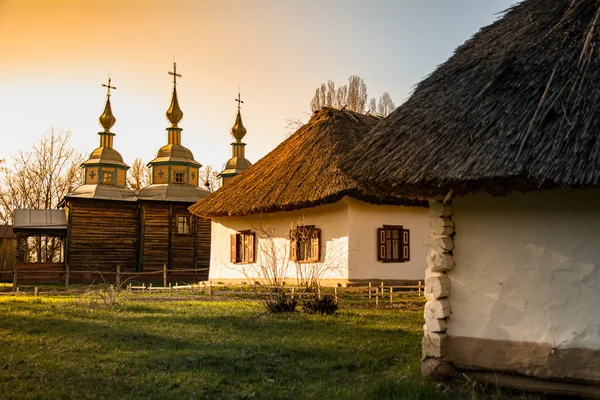 Casa Rural Tradicional Ucraniana Antigua Casa Techo Paja Con Paredes —  Fotos de Stock