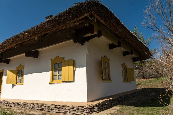 Παραδοσιακά Ουκρανικό Αγροτικό Σπίτι Αρχαίο Σπιτάκι Ασβεστωμένους Τοίχους Hut Από — Φωτογραφία Αρχείου