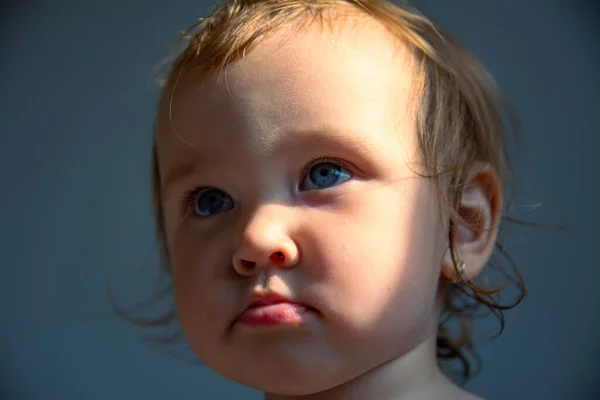 Una bella bambina guarda seriamente nella cornice con grandi occhi — Foto Stock