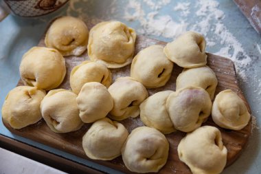 Elle yapılan ev yapımı hamur tatlısı tabağa konur. Lezzetli ve sağlıklı ev yemekleri..