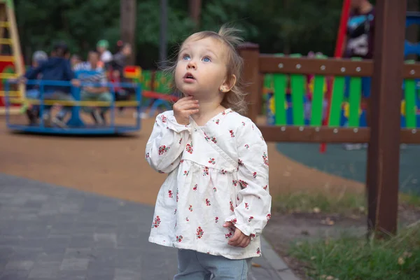 Carino Adorabile Bambina Caucasica Sta Giocando Sul Parco Giochi All — Foto Stock