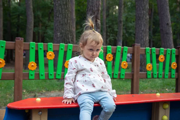 Niedliche Entzückende Kaukasische Kleines Mädchen Spielt Auf Dem Spielplatz Freien — Stockfoto