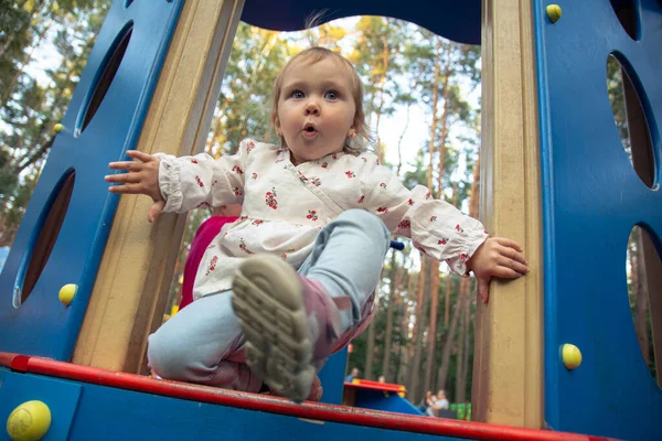 Niedliche Entzückende Kaukasische Kleines Mädchen Spielt Auf Dem Spielplatz Freien — Stockfoto