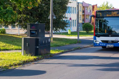 08.08.2025 - Eisenach, Almanya: Bir Alman kasabasında bir caddede hız kamerası kurulumu. Almanya 'da hız ihlallerini kaydetmek için bir mobil kamera..