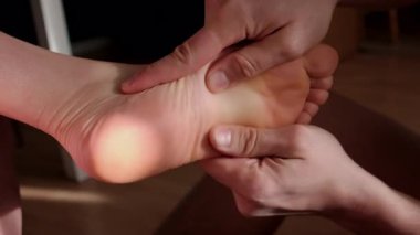 Kanepede zımpara kağıdı tarzı bir dosyayla karısına ayak soyma tedavisi yapan bir adamın yürek ısıtan, otantik 4K videosu. Geleneksel aile değerlerini, ilgi, sevgi ve ilişki bağlarını ön plana çıkarıyor.