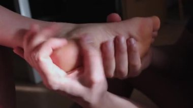 Kanepede zımpara kağıdı tarzı bir dosyayla karısına ayak soyma tedavisi yapan bir adamın yürek ısıtan, otantik 4K videosu. Geleneksel aile değerlerini, ilgi, sevgi ve ilişki bağlarını ön plana çıkarıyor.