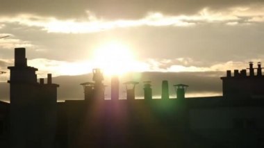 Paris çatıları güneş ayarına Timelapse