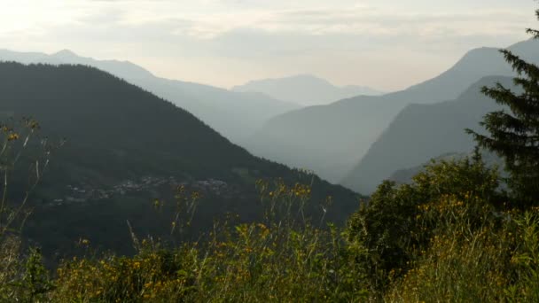 Timelapse avec coucher de soleil sur les pentes des Alpes françaises — Video