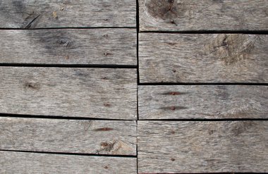 Yüksek çözünürlüklü ahşap dokuda sert tahıllar, toprak renkleri ve doğal organik detaylar var. Özgeçmiş, tasarım projeleri, kırsal temalar ve doğadan esinlenilmiş görsel kompozisyonlar için ideal.