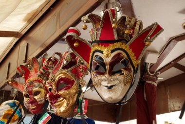 Venedik, İtalya 'da sergilenen el yapımı renkli Venedik karnaval maskeleri. Geleneksel İtalyan kültürü, maskeli balo, altın, parlak ve renkli festival sembolleri, barok.