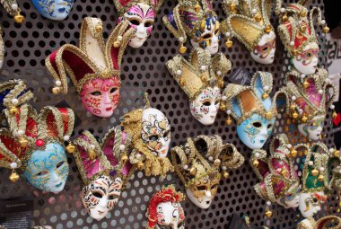 Venedik, İtalya 'da sergilenen el yapımı renkli Venedik karnaval maskeleri. Geleneksel İtalyan kültürü, maskeli balo, altın, parlak ve renkli festival sembolleri, barok.