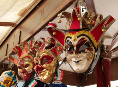 Venedik, İtalya 'da sergilenen el yapımı renkli Venedik karnaval maskeleri. Geleneksel İtalyan kültürü, maskeli balo, altın, parlak ve renkli festival sembolleri, barok.
