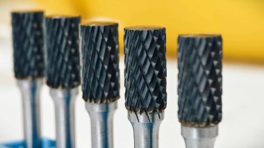 Endüstriyel metal işçiliği ve öğütme uygulamaları için hassas döner burçlar. Yüksek kalite kesme araçları.