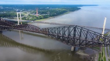 İki kuşak köprünün kuş bakışı görüntüsü. Dünyanın en uzun kantilever köprüsü olan Quebec Köprüsü ve Saint Lawrence Nehri 'ni kapsayan Pierre-Laporte Asma Köprüsü, Quebec, Kanada, 2025.