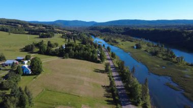 Dünyaca ünlü Kanada somon balıkçılığı nehrinin panoramik hava manzarası, Cascapdia Nehri ve arka planda Chic-Choc Dağları. Quebec, Kanada, 2025.