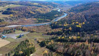 Tanınmış bir somon nehrinin panoramik hava manzarası karsız bir kayak merkezinin yanından sonbahar renkleriyle dolu bir dağ vadisinde akıyor. Matane Nehri, Mont-Castor, Quebec, Kanada, 2025.