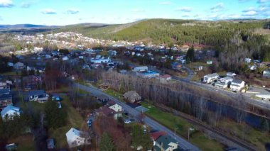 Efsanevi ve turistik yol 132 ve sonbaharda Matapedia somon nehri ile kesişen Causapscal kasabasının panoramik manzarası. Gasp Yarımadası, Quebec, Kanada, 2025.