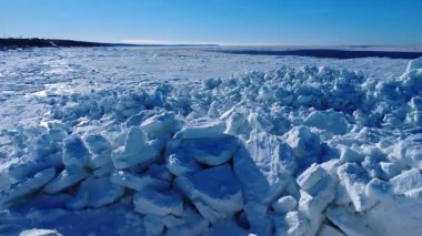 Uçsuz bucaksız donmuş deniz, sivri buz kütleleri parlak mavi gökyüzünün altında, Saint Lawrence Nehri, Quebec, Kanada 'nın soğuk, izolasyon ve doğal güzelliğini anımsatıyor..