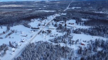 Kanada 'nın Quebec kentindeki Gaspesie şehrinde Appalachian Dağları' nın göbeğine kurulmuş küçük izole köy Sainte-Paule 'nin kış havası manzarası..