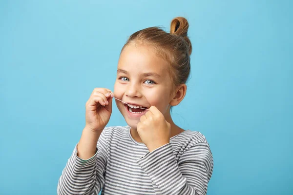 Flush dentaire, fille caucasienne enfant en utilisant des dents de soie dentaire et souriant — Photo